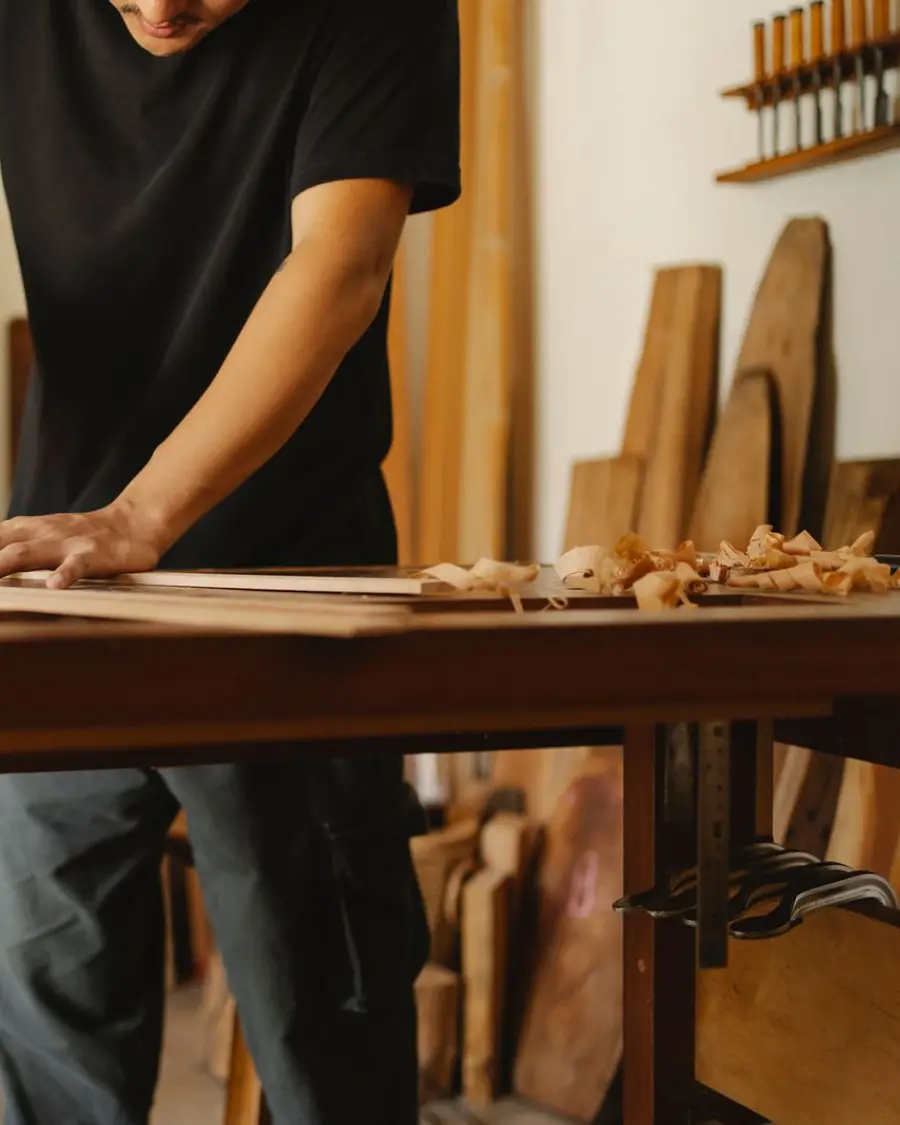 Menuisier au travail dans un atelier de menuiserie équipé