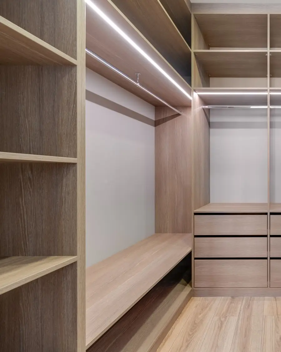 Dressing sur mesure aux rangements en bois