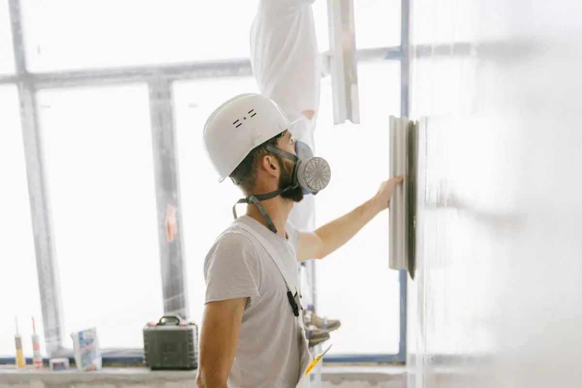Plaquistes sur un chantier de cloisons