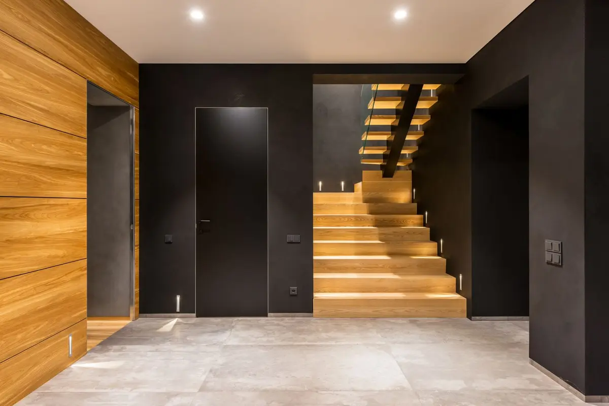 Couloir avec habillage bois et porte intérieure noire
