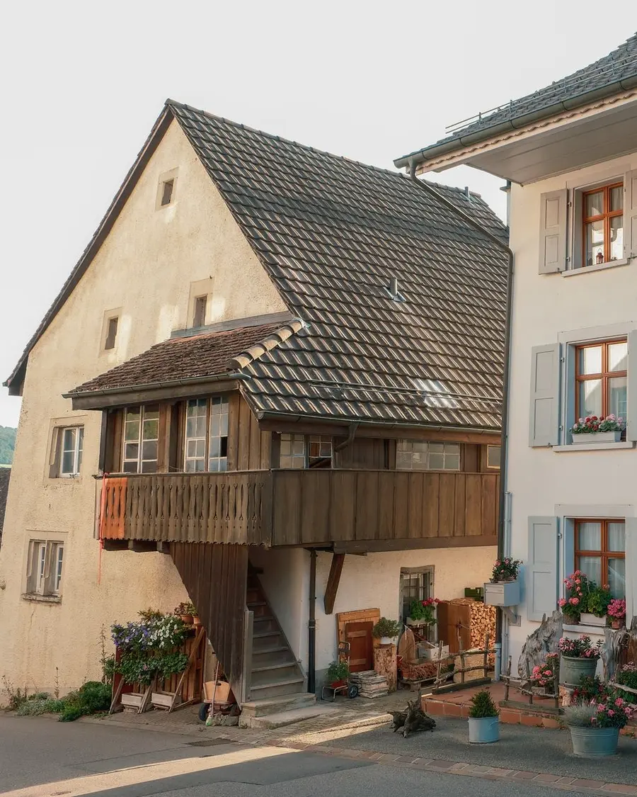 Façade d'une maison avec volets aux fenêtres